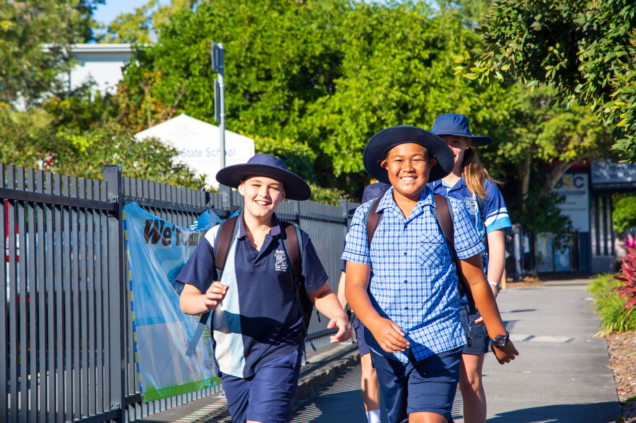 2 male students walking to Wooloowin State School.